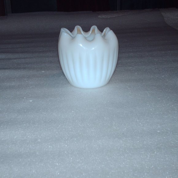 Vintage milk glass vase with fluted rim - Picture 2 of 9